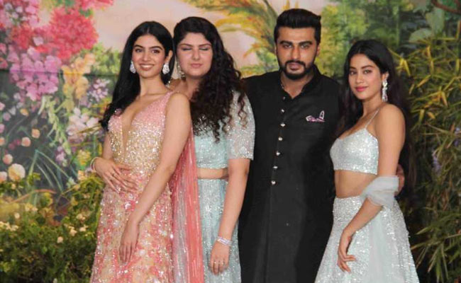 श्रीदेवी की बेटियों के साथ दिखीं अर्जुन कपूर की बॉन्डिंग, तीनों बहनों के साथ दिए पोज; देखें Video
