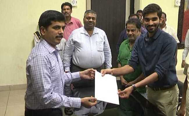 Badminton Champion Kidambi Srikanth Takes Charge As Deputy Collector In Andhra Pradesh