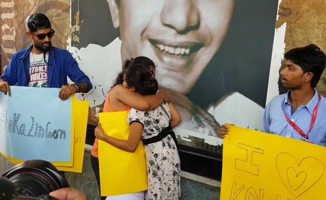 "Free Hugs" Offered Outside Metro Station After Kolkata Couple Thrashed In Train