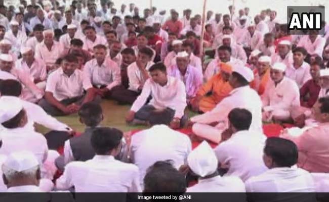 Maharashtra: Dairy Farmers' In A Unique Protest To Deliver Free Milk At Collector's Office