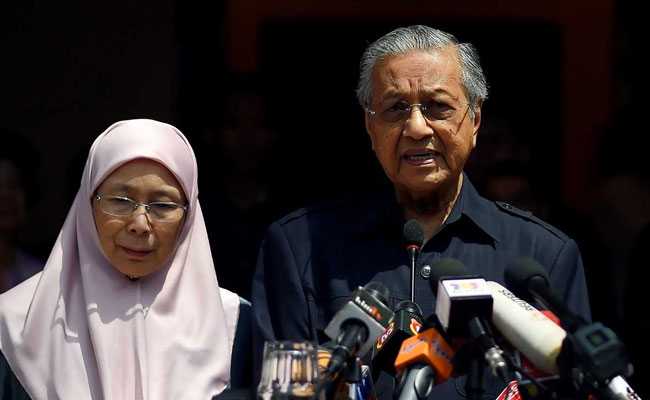 Malaysia's King Agrees To Pardon Jailed Opposition Figure After Mahathir's Election Win