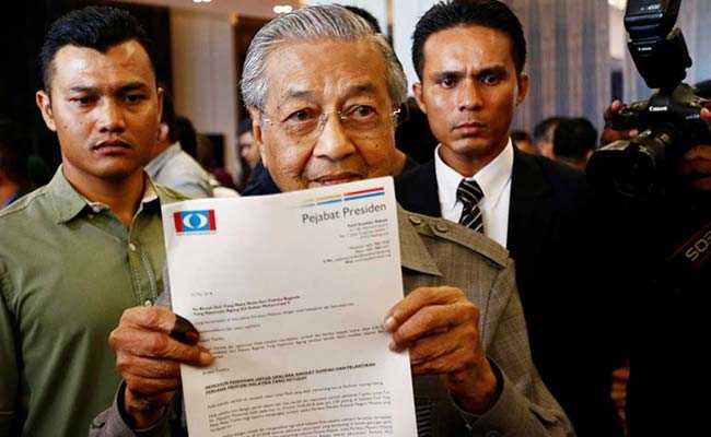 Mahathir Mohamad Becomes Malaysia S Prime Minister In Historic Power Shift