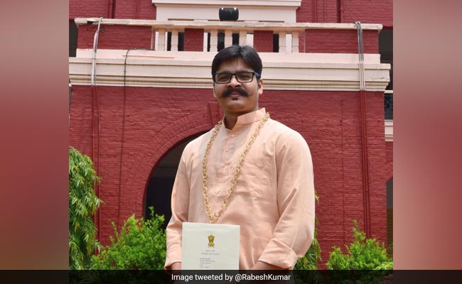 PM Modi Gifts His Gold Garland To Engineering Student After Request on Twitter