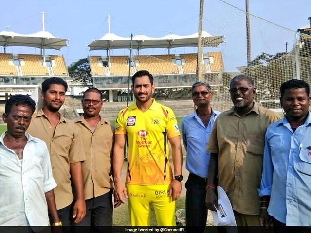 IPL 2018: MS Dhoni Spends Time With Stadium Ground Staff On Labour Day, Twitter Loves It IPL 2018: MS Dhoni Spends Time With Stadium Ground Staff On Labour Day, Twitter Loves It