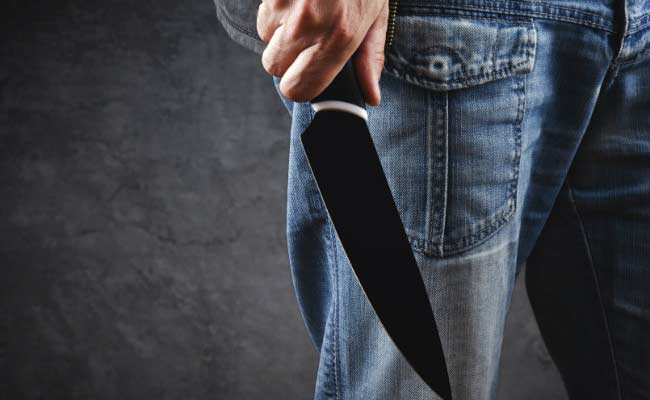 Delhi: घर से बाहर निकालने पर पत्नी की चाकू से गोदकर हत्या, खून से सना चाकू लेकर थाने पहुंचा पति