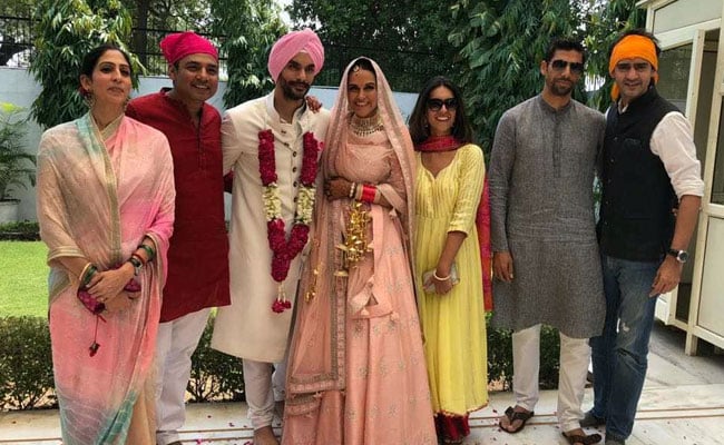 नेहा धूपिया और अंगद बेदी की शादी में शामिल हुए ये क्रिकेटर, यूं जश्न मनाता नजर आया Couple; देखें Photo