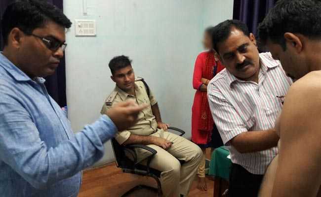 पुलिस भर्ती में महिलाओं और पुरुषों की एक साथ मेडिकल जांच, दो सस्पेंड