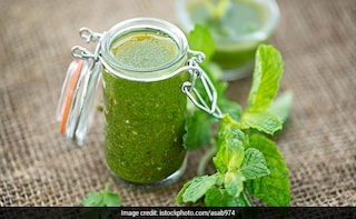 How To Make Quick Pudina Chutney At Home