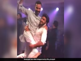 सोनम कपूर के दूल्हे को गोद में उठाकर रणवीर सिंह ने किया डांस, जमीन पर बैठकर भी थिरके; देखें Video सोनम कपूर के दूल्हे को गोद में उठाकर रणवीर सिंह ने किया डांस, जमीन पर बैठकर भी थिरके; देखें Video