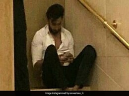 महफिल में जमकर थिरके फिर तन्हाई में कुछ यूं गमगीन दिखे रणवीर सिंह, किसे कर रहे थे मिस? महफिल में जमकर थिरके फिर तन्हाई में कुछ यूं गमगीन दिखे रणवीर सिंह, किसे कर रहे थे मिस?