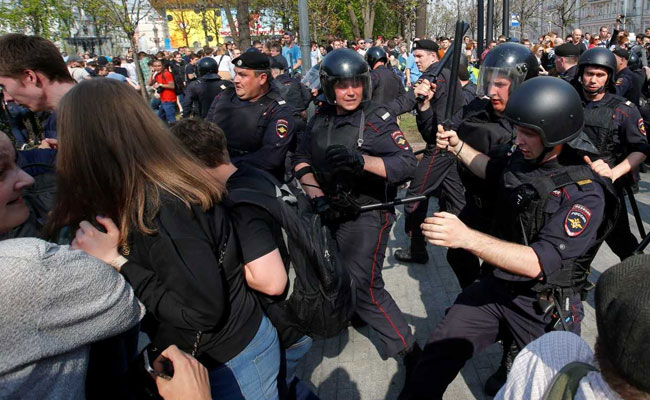 At Anti-Putin Protests, Russian Police Detain Over 1,000 People: Rights Monitor