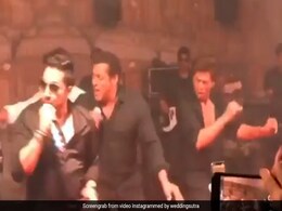 सलमान और शाहरुख ने किया 'टन टना टन' पर डांस, सोनम कपूर के रिसेप्शन पर ऐसे लगाई आग सलमान और शाहरुख ने किया 'टन टना टन' पर डांस, सोनम कपूर के रिसेप्शन पर ऐसे लगाई आग