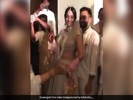 आनंद आहूजा को गले लगाकर सोनम कपूर ने यूं किया डांस, आज दोपहर होगी शादी आनंद आहूजा को गले लगाकर सोनम कपूर ने यूं किया डांस, आज दोपहर होगी शादी