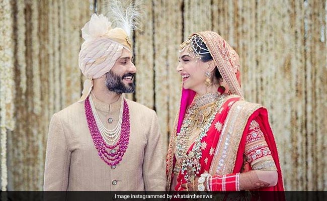 Sonam Ki Shaadi: आनंद आहूजा की हुईं सोनम कपूर, देखें कपल की First Photos