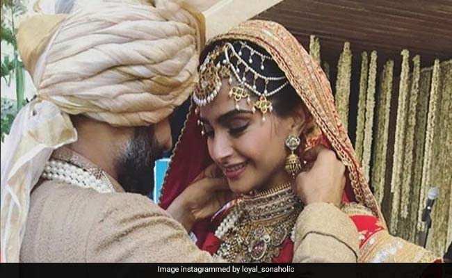 Viral Video: सोनम कपूर ने पहनाई आनंद आहूजा को वरमाला, बोलीं- 'बाबू सॉरी...'