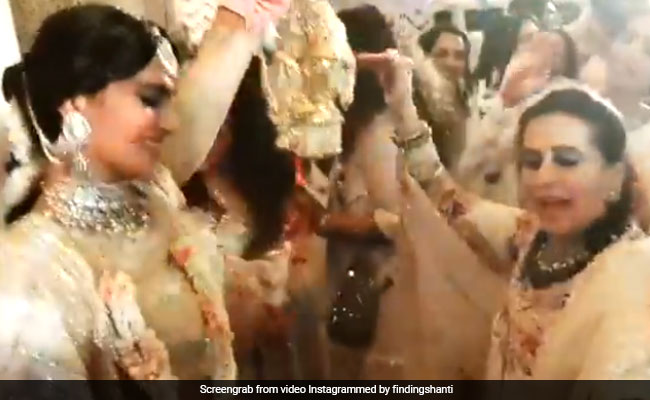 Sonam Kapoor's Wedding: सास के साथ लगाए आनंद आहूजा ने ठुमके, मां के साथ बेटी भी थिरकीं