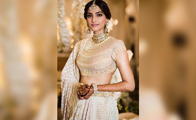 Sonam Kapoor Looks Ethereal In Ivory And Gold Abu-Sandeep At <i>Mehendi</i>