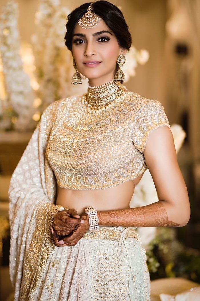 Live Updates) Here's The First Look Of The Bride Sonam Kapoor, Check Out  The Complete Pic Inside!