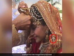 सोनम कपूर की शादी की अंगूठी की कीमत सुन आप भी रह जाएंगे हैरान सोनम कपूर की शादी की अंगूठी की कीमत सुन आप भी रह जाएंगे हैरान
