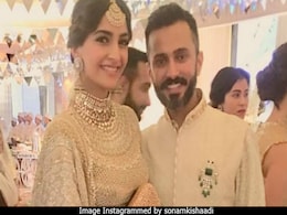 Sonam Kapoor, Anand Ahuja's <I>Shaandaar Mehendi</i>: Inside Pics And Video Sonam Kapoor, Anand Ahuja's <I>Shaandaar Mehendi</i>: Inside Pics And Video