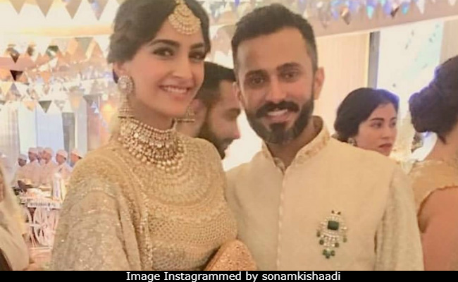 Sonam Kapoor Wedding: संगीत में डिजाइनर लहंगे के साथ सोनम ने पहना मां का हार