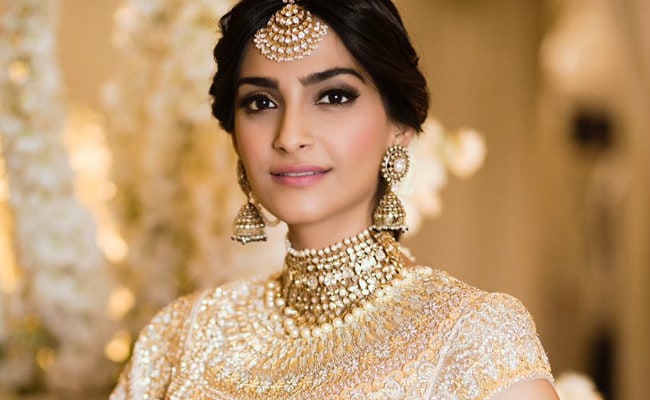 Sonam Kapoor And Anand Ahuja's Big Fat Mehendi: Pics Of Bride; Anil Kapoor Welcomes Guests