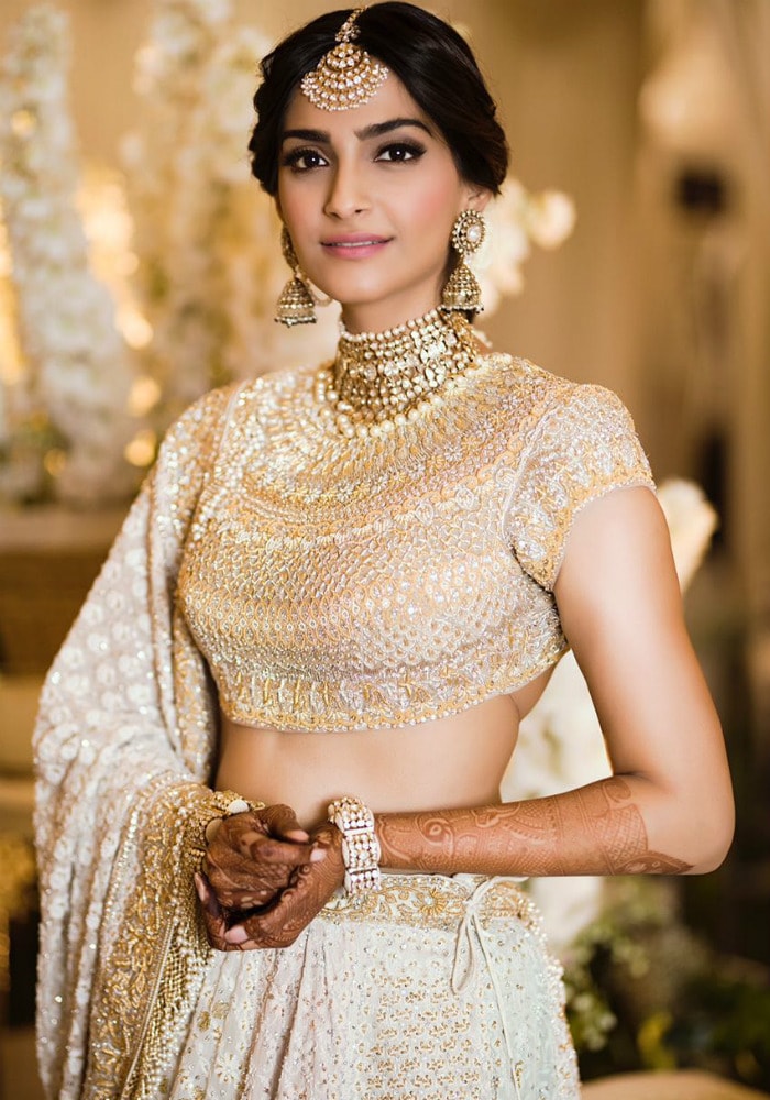 Sonam Kapoor And Anand Ahuja&#39;s Big Fat Mehendi: Pics Of Bride; Anil Kapoor  Welcomes Guests