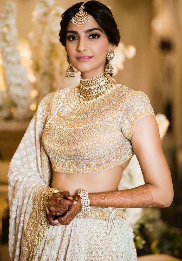 sonam-mehendi-ndtv_700x1000_71525694626.jpg