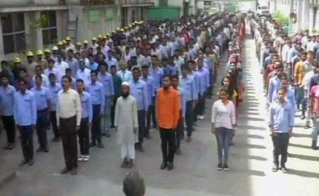 In Surat, Workers Of A Dyeing Mill Start Their Day With The National Anthem