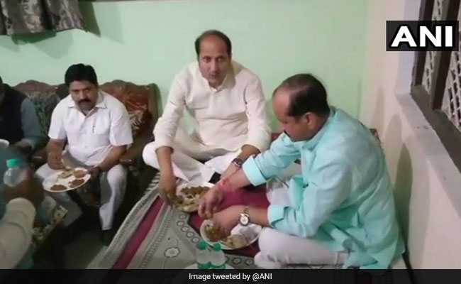 योगी के मंत्री ने दलित के घर खाया बाहर का खाना, घरवालों ने कहा- वह रात में अचानक आ गये