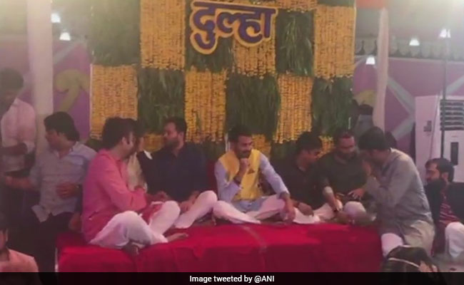 Pics: Lalu Yadav's Older Son Tej Pratap's <i>Mehendi</i> Ceremony