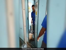 ट्रेन के अंदर चाय के डिब्बे में मिलाया जा रहा था टॉयलेट का पानी, वीडियो हुआ वायरल ट्रेन के अंदर चाय के डिब्बे में मिलाया जा रहा था टॉयलेट का पानी, वीडियो हुआ वायरल