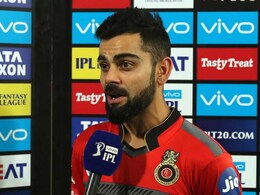 सुरक्षा घेरे को तोड़ विराट कोहली के पैर छूने मैदान में पहुंचा 'जबरा फैन', वीडियो यहां देखें सुरक्षा घेरे को तोड़ विराट कोहली के पैर छूने मैदान में पहुंचा 'जबरा फैन', वीडियो यहां देखें