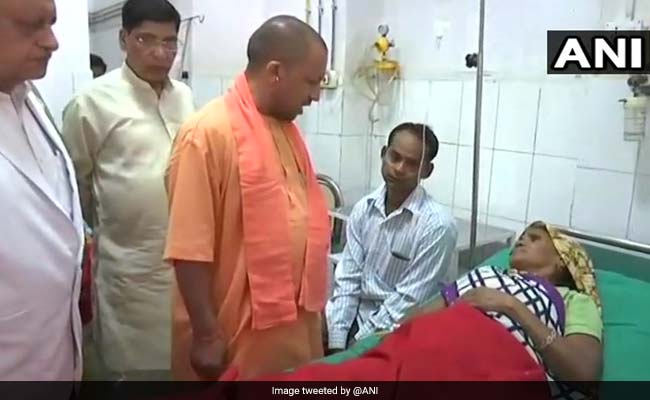 कर्नाटक दौरा बीच में छोड़ तूफान पीड़ितों से मिलने पहुंचे योगी आदित्&zwj;यनाथ, विपक्ष ने बनाया था मुद्दा