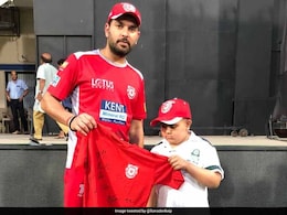 IPL 2018: Yuvraj Singh Meets Young Fan Suffering From Cancer, Twitter Lauds Him IPL 2018: Yuvraj Singh Meets Young Fan Suffering From Cancer, Twitter Lauds Him