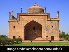 Chini Ka Rouza – Tomb of a scholar, poet and Prime Minister Chini Ka Rouza – Tomb of a scholar, poet and Prime Minister