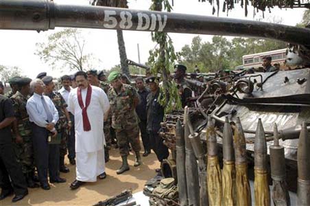 Troops prepare to inflict 'decisive blow' to LTTE