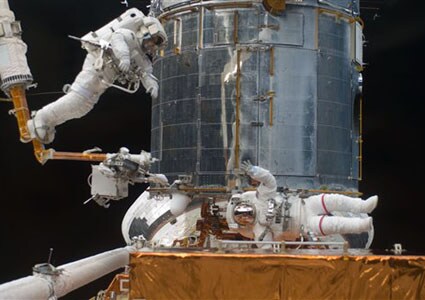 Fourth spacewalk under way to repair Hubble