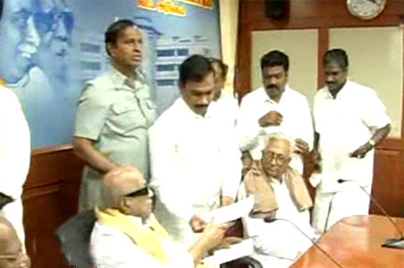 Karunanidhi plays the Eelam card