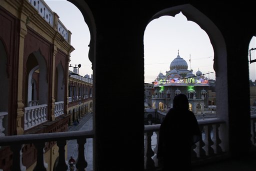 Pak govt gives Rs 2.8 mn aid to Sikhs fleeing NWFP