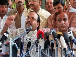 Amar vs Azam: Mulayam shows which side he is on Amar vs Azam: Mulayam shows which side he is on