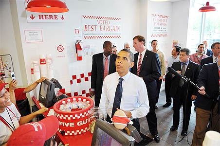 Obama skips White House meal for street burger