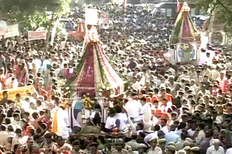 Modi flags off Rath Yatra in Ahmedabad