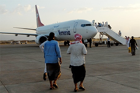 Yemeni plane crash: Toddler rescued alive