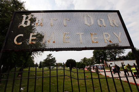 Hundreds of Chicago graves dug up to be resold