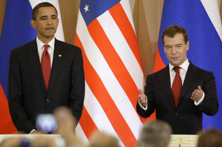 Obama, Medvedev agree to pursue nuclear reduction 