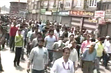 Toddler, father killed by militants in Shopian