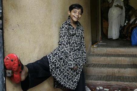 Slumdog kid to move into new Mumbai flat