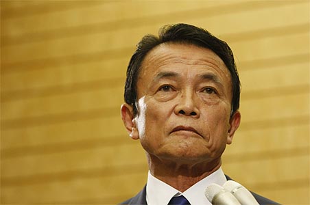 Japan Finance Chief Taro Aso in China as Ties Warm