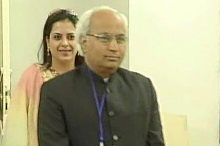 Vajpayee, Advani aide Kulkarni quits BJP